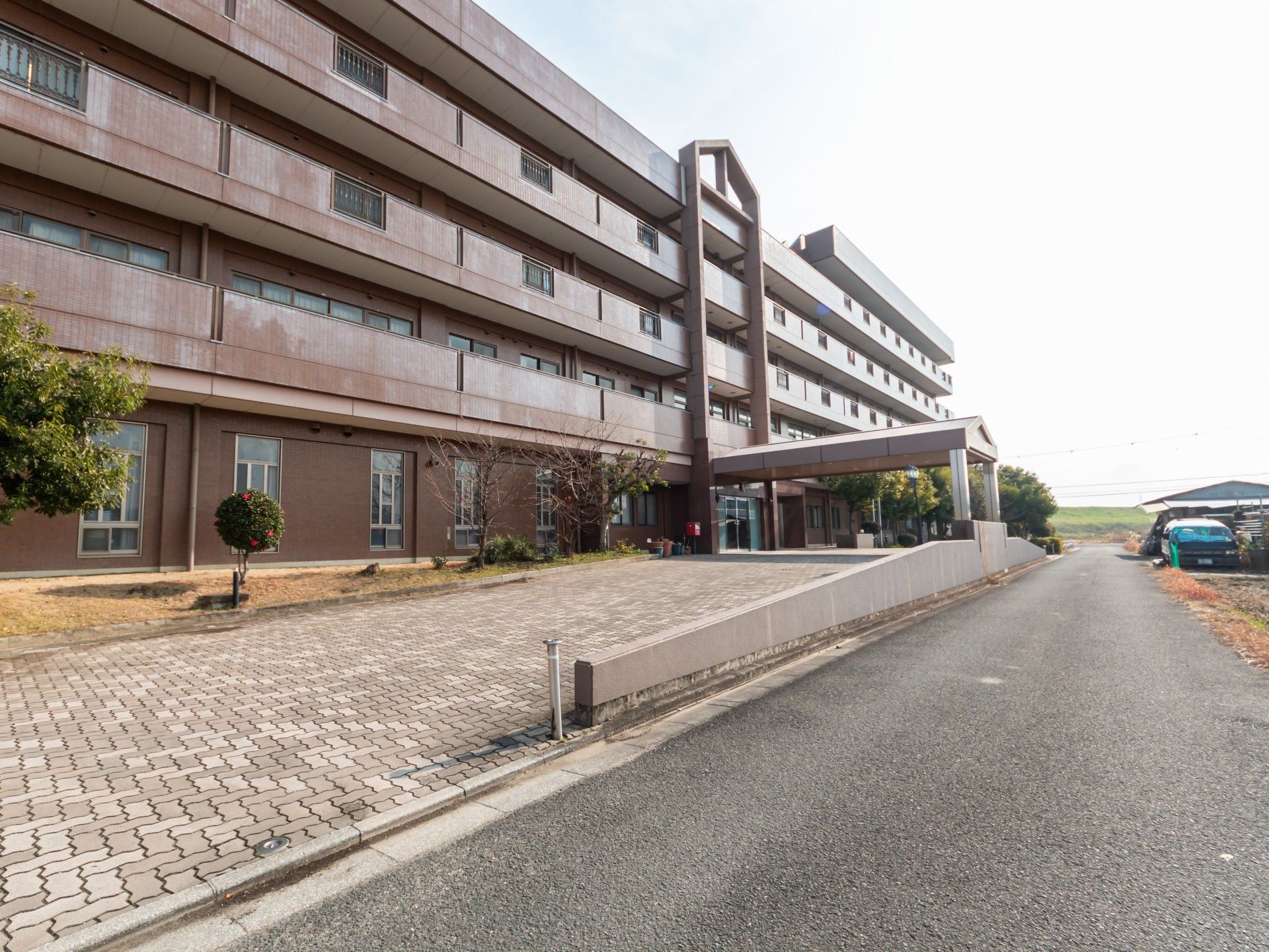 広いエントランスの建物