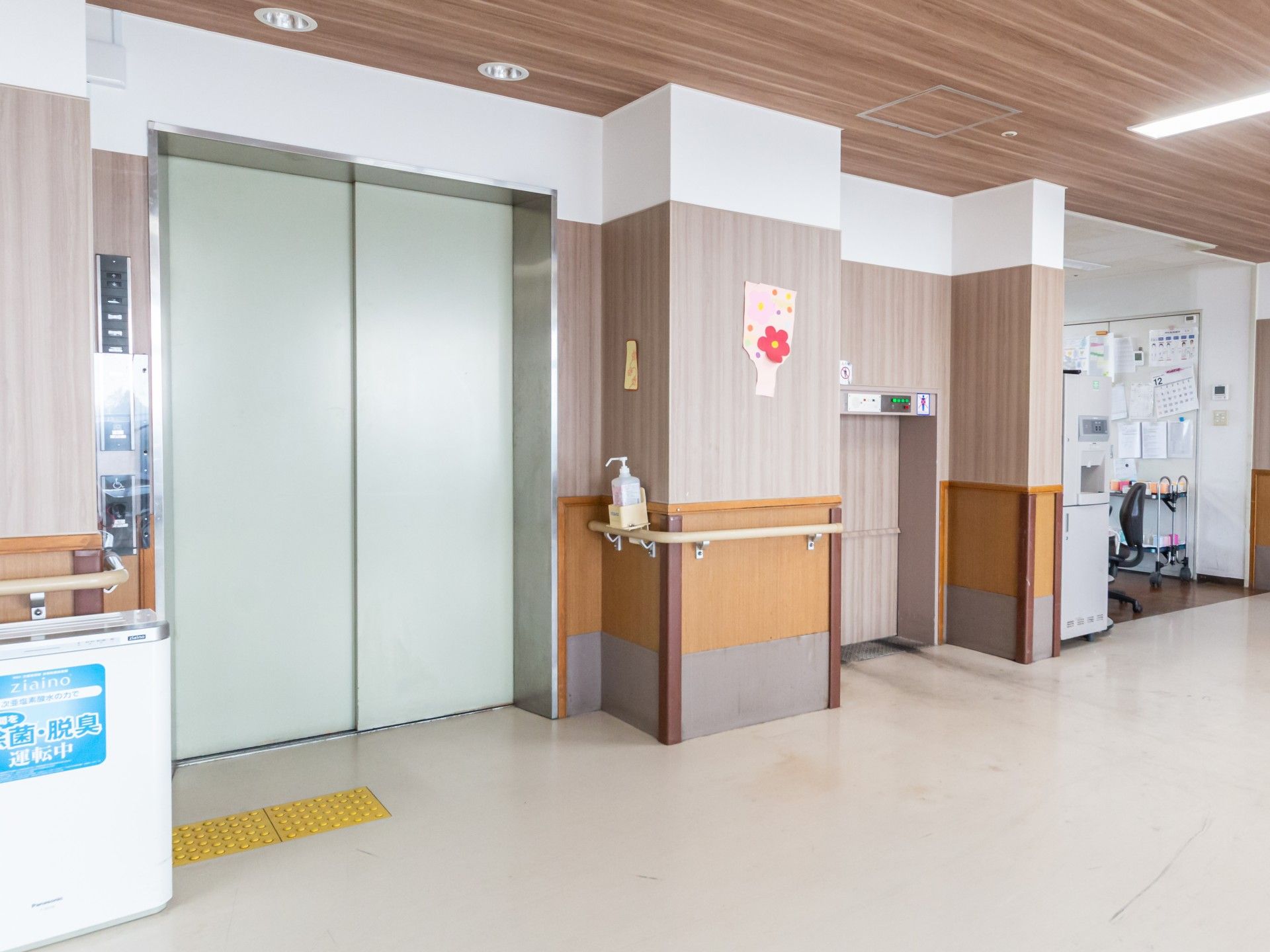 エレベーター前の廊下