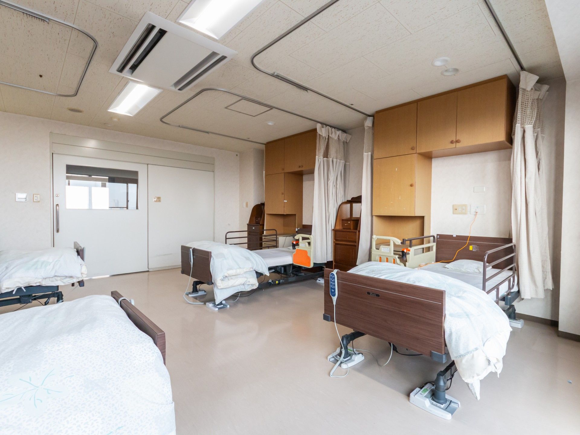 ベッドが並ぶ部屋