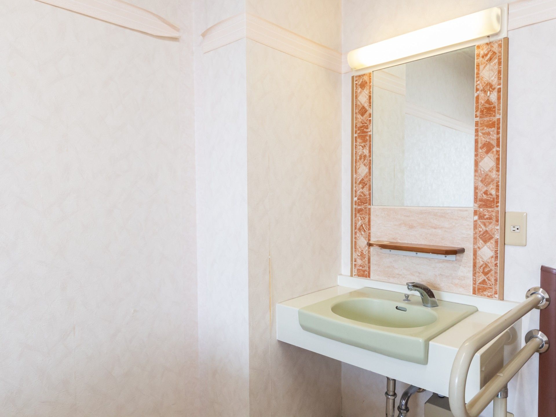 手すり付きの洗面台