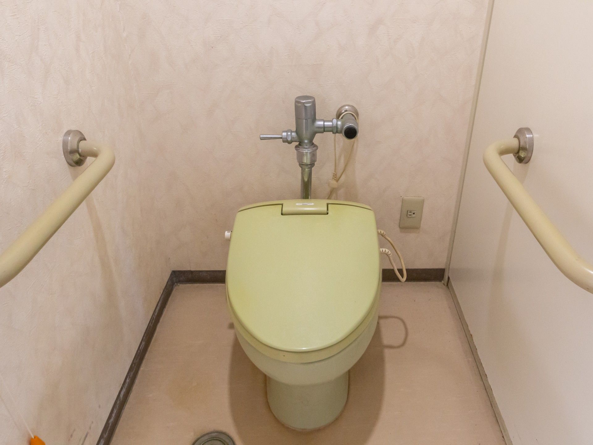 手すり付きのトイレ