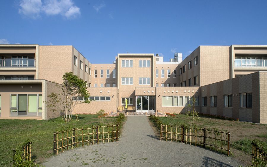 広々とした施設の外観