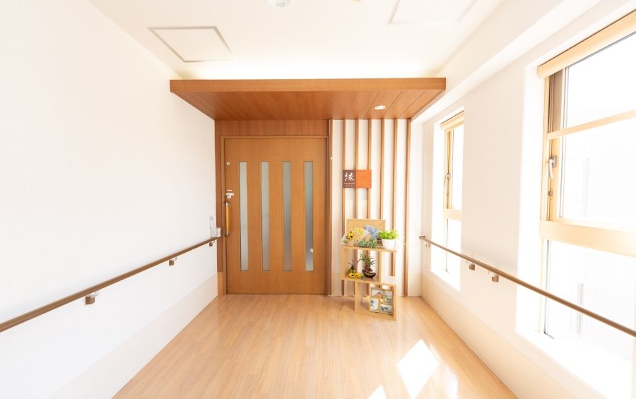 明るく広々とした廊下