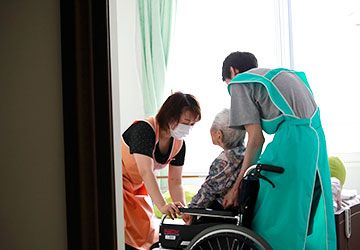 ケアスタッフと利用者の様子