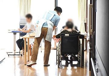 食事を楽しむ様子