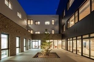 明るい中庭の夜景