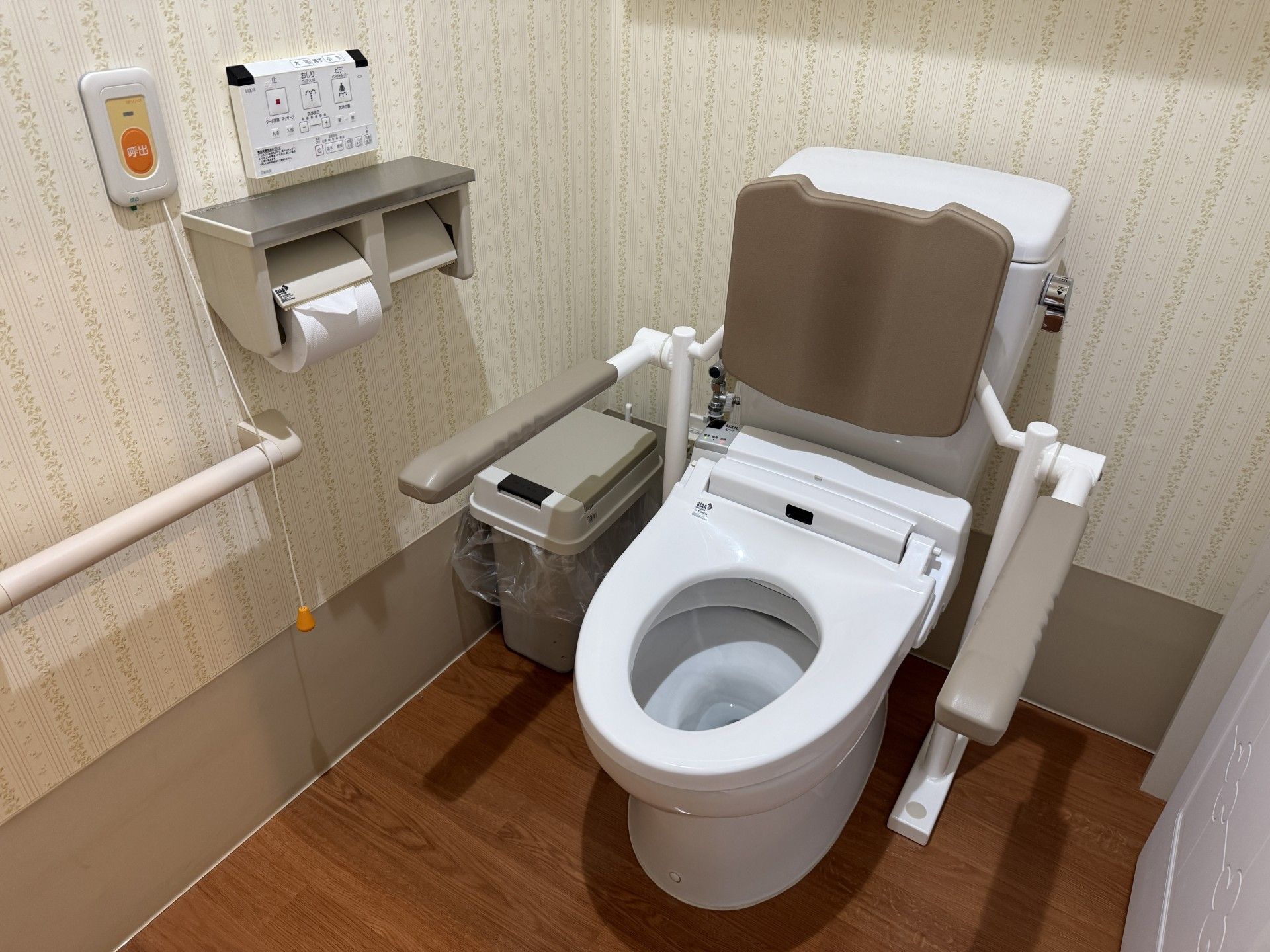 手すり付きのトイレ