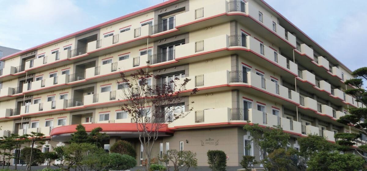 緑に囲まれた建物外観