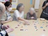 テーブルでのカードゲーム