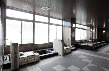 広々とした浴室空間