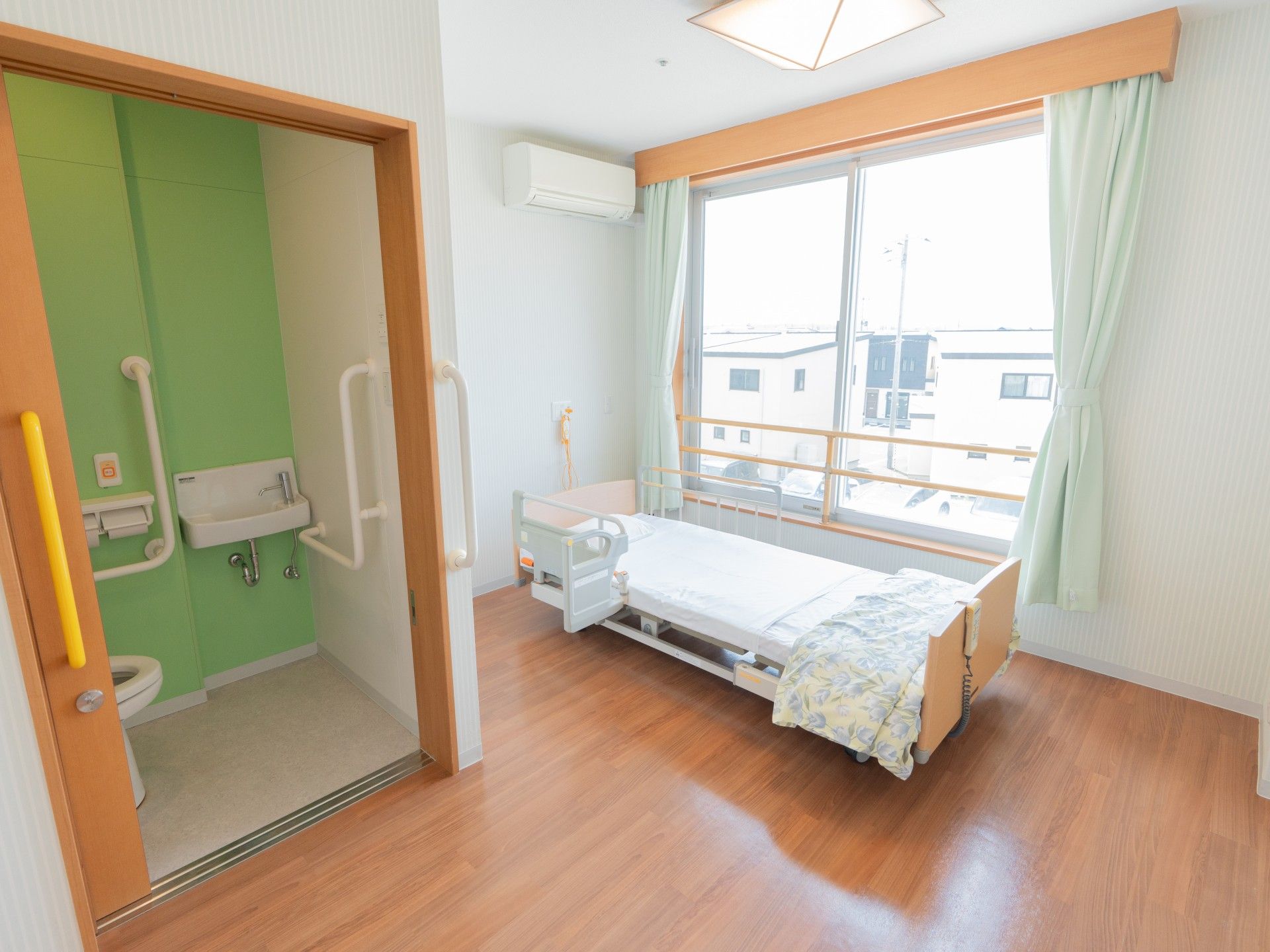 明るい個室とトイレ