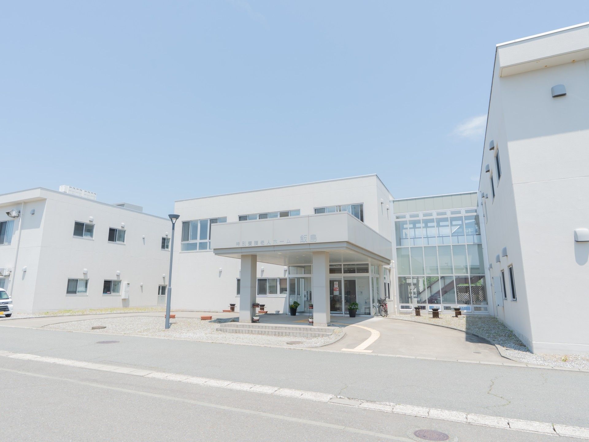 明るい建物の外観