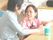 笑顔で会話するスタッフと利用者