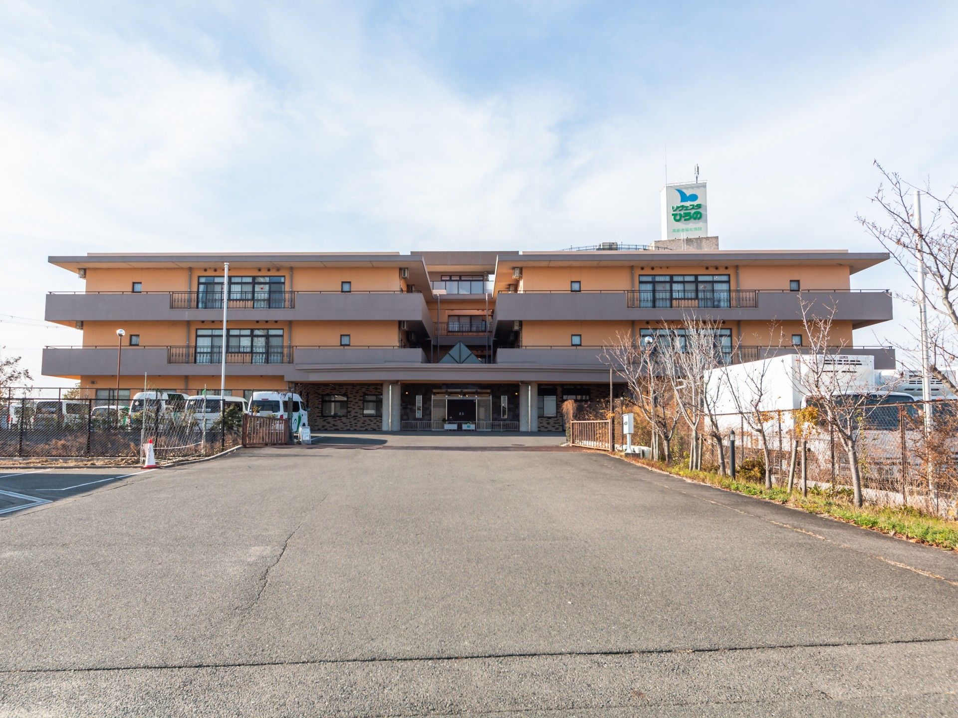 広い駐車場のある建物