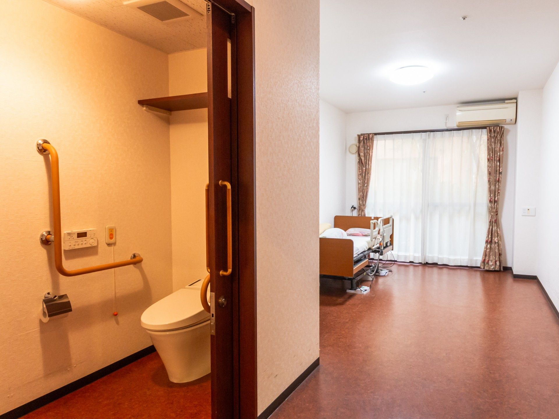 手すり付きのトイレと居室