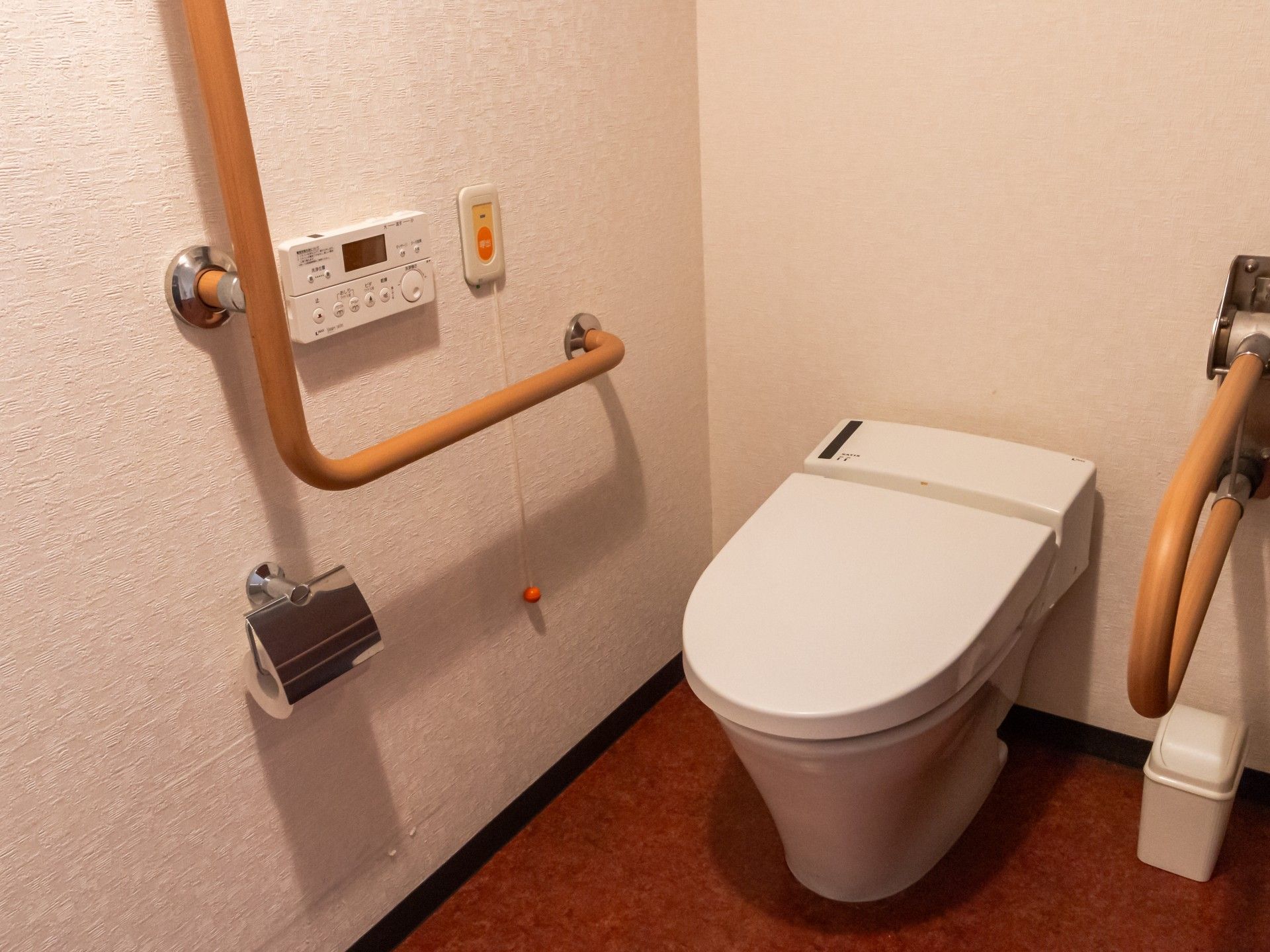 手すり付きのトイレ