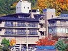 紅葉に囲まれた建物外観