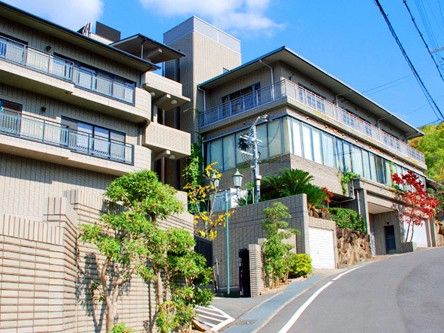 緑に囲まれた建物外観