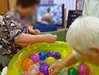 楽しむ様子の室内