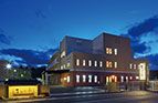 夜景を背にした建物外観