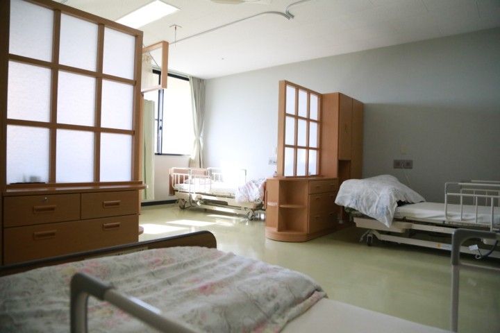 明るい個室の寝室