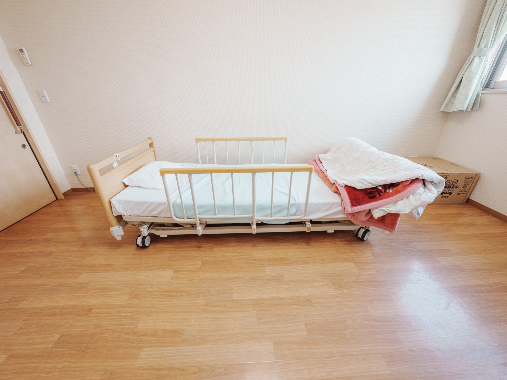 シンプルなベッドの部屋