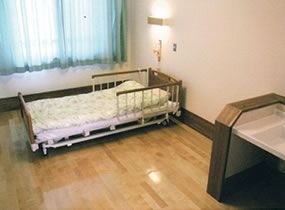 ゆったりした個室の寝室