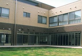 広々とした快適な施設外観