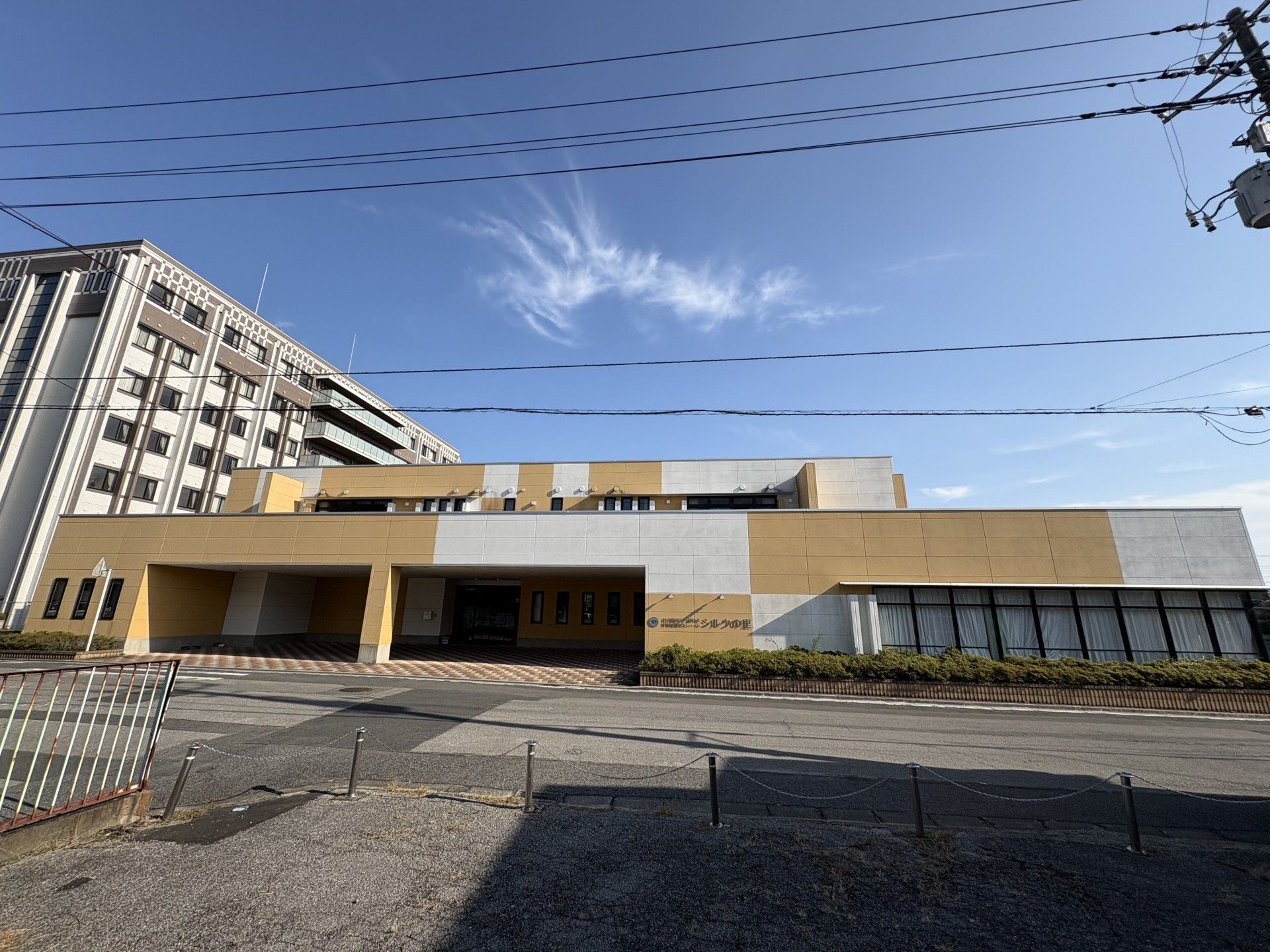 明るい外観の建物