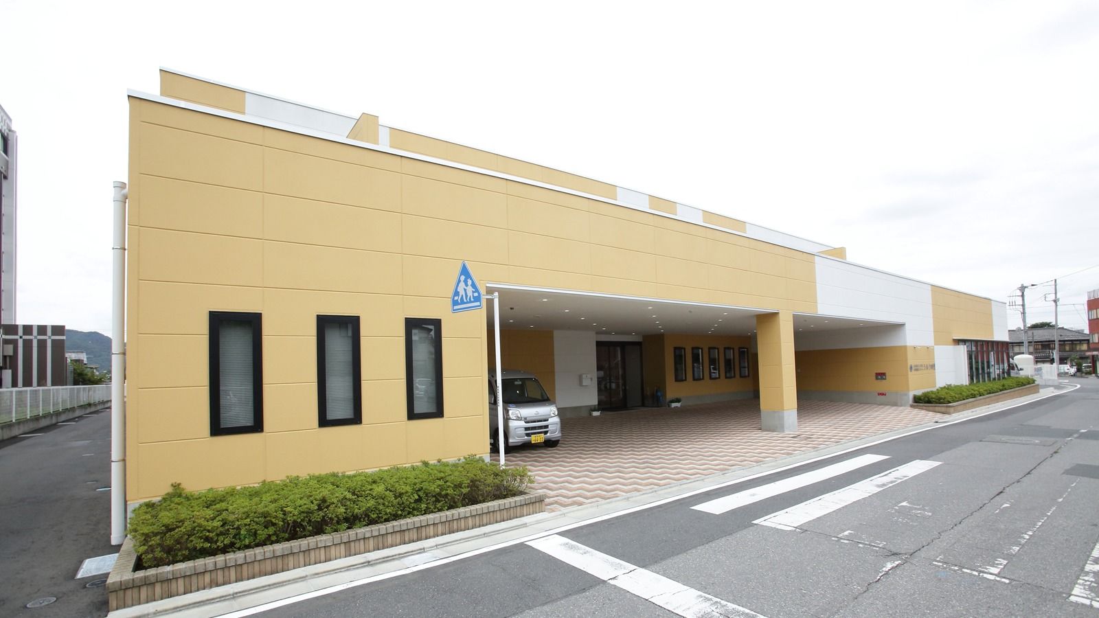 広いエントランスの建物