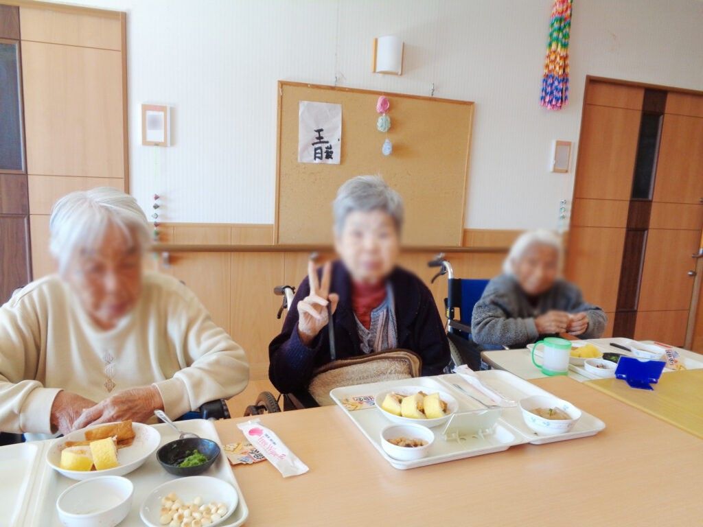 食事を楽しむ皆さん