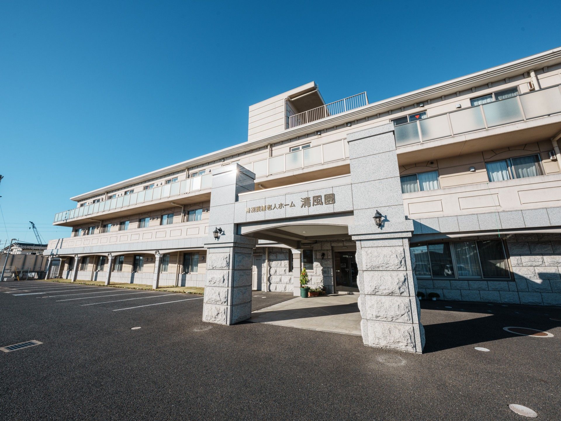 青空の下の建物外観