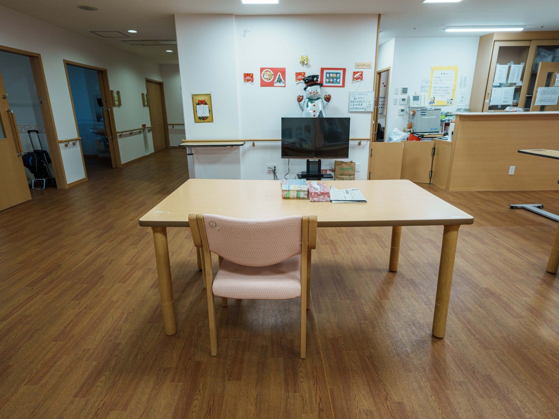 広いテーブルのある部屋