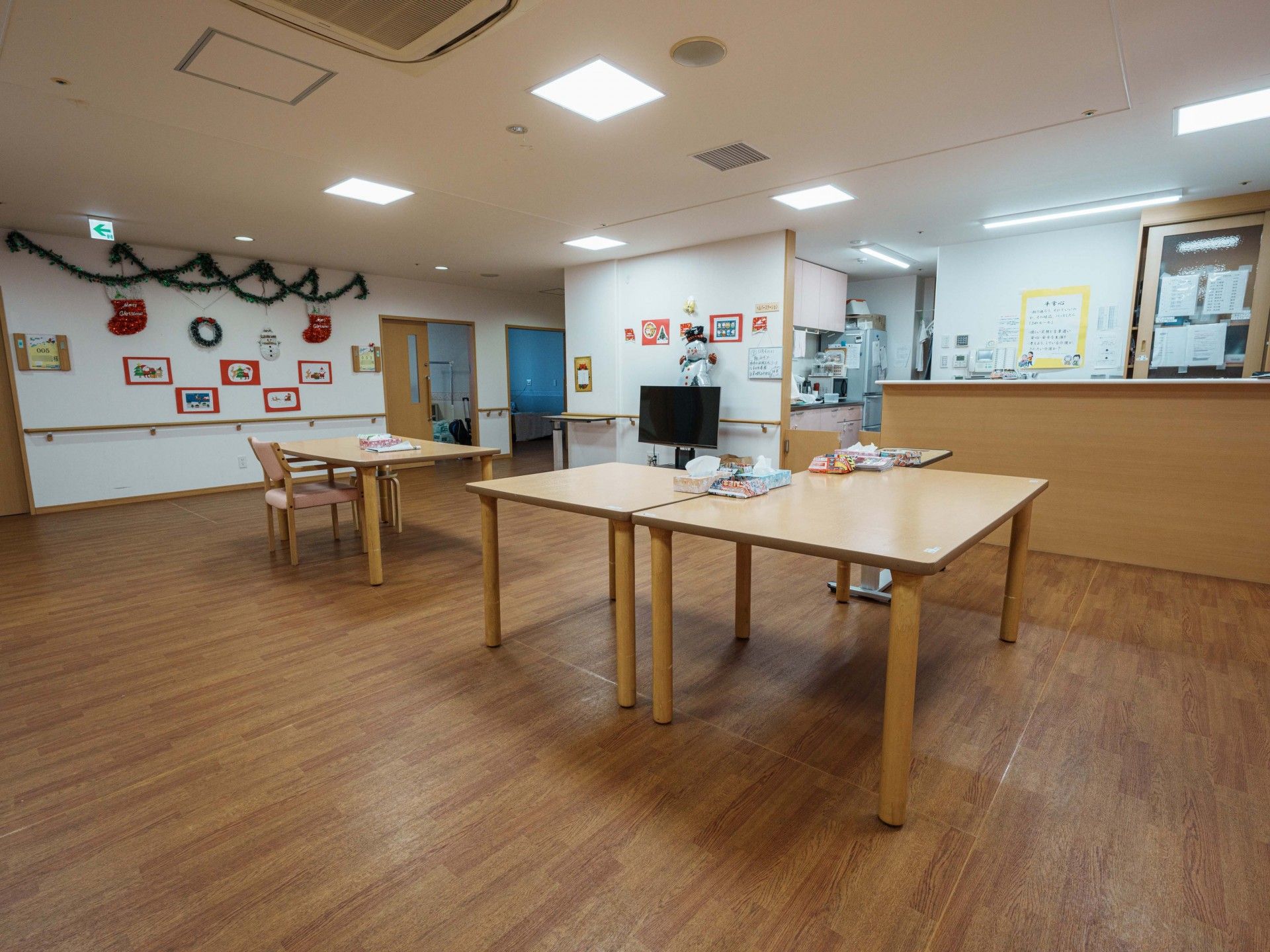 飾り付けが施された広間