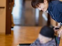 笑顔のスタッフと利用者の廊下