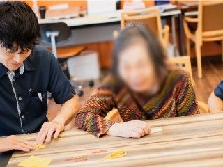 手作業を楽しむ様子