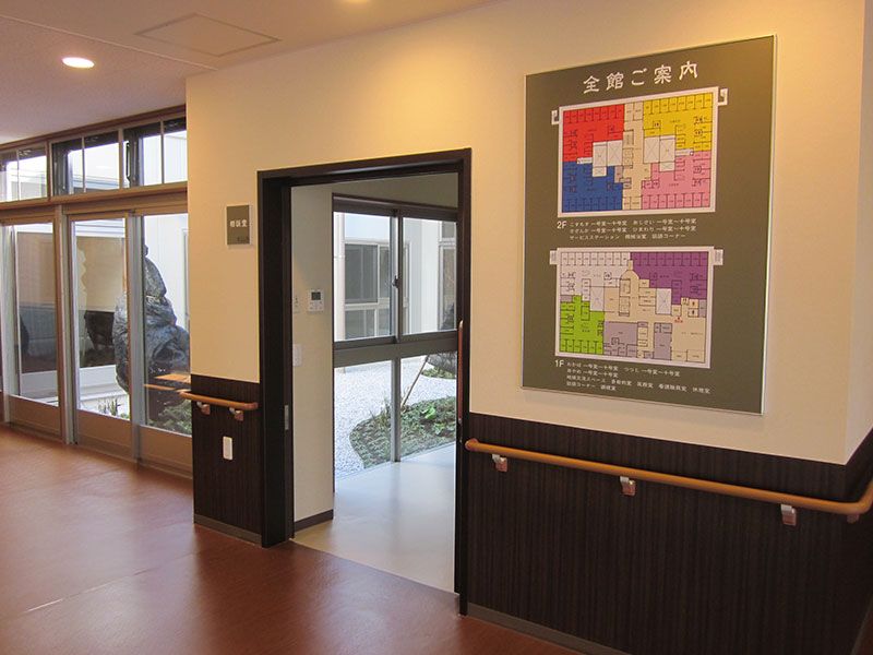 案内図が掲示された廊下