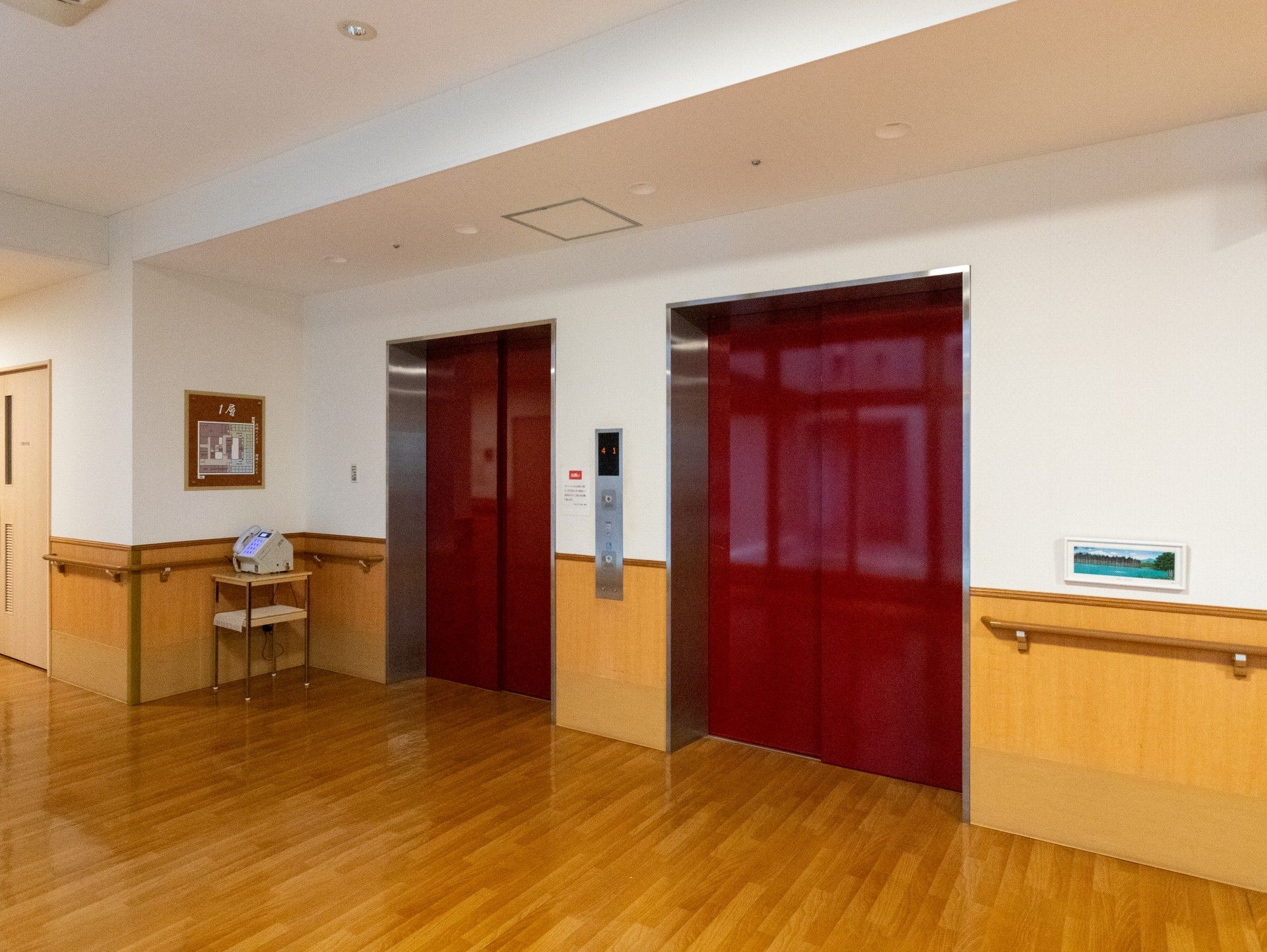 赤い扉のエレベーター