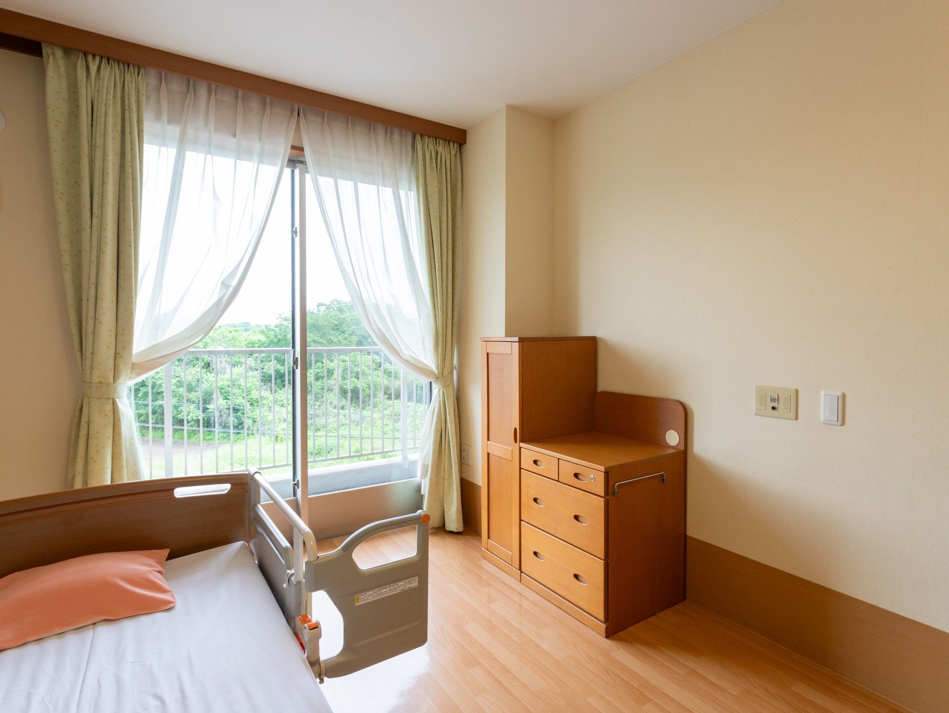 窓際のベッドと収納家具