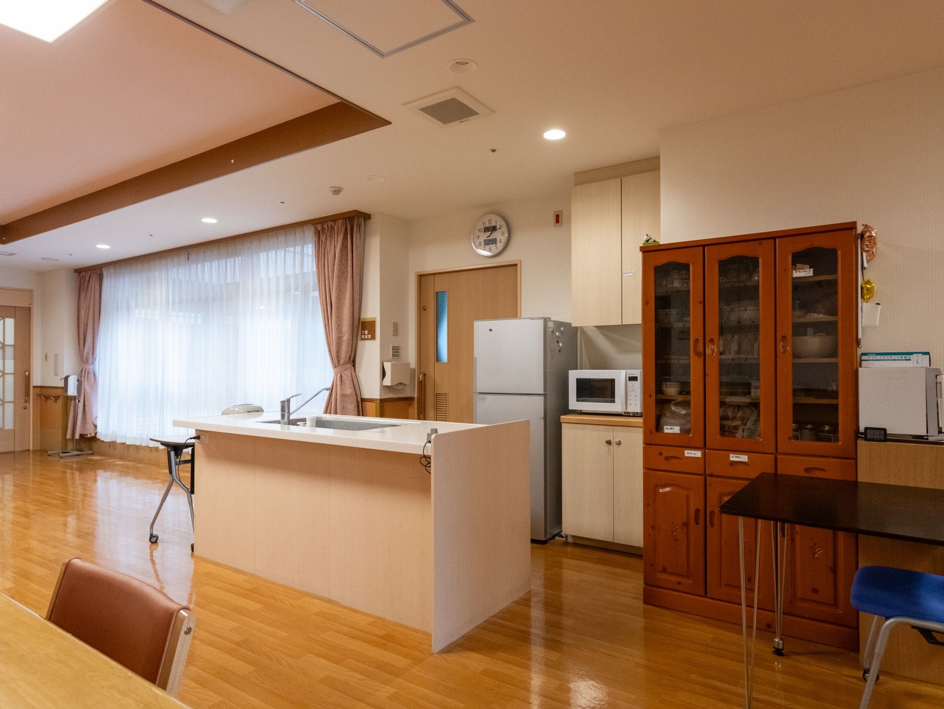 明るいキッチンと食器棚