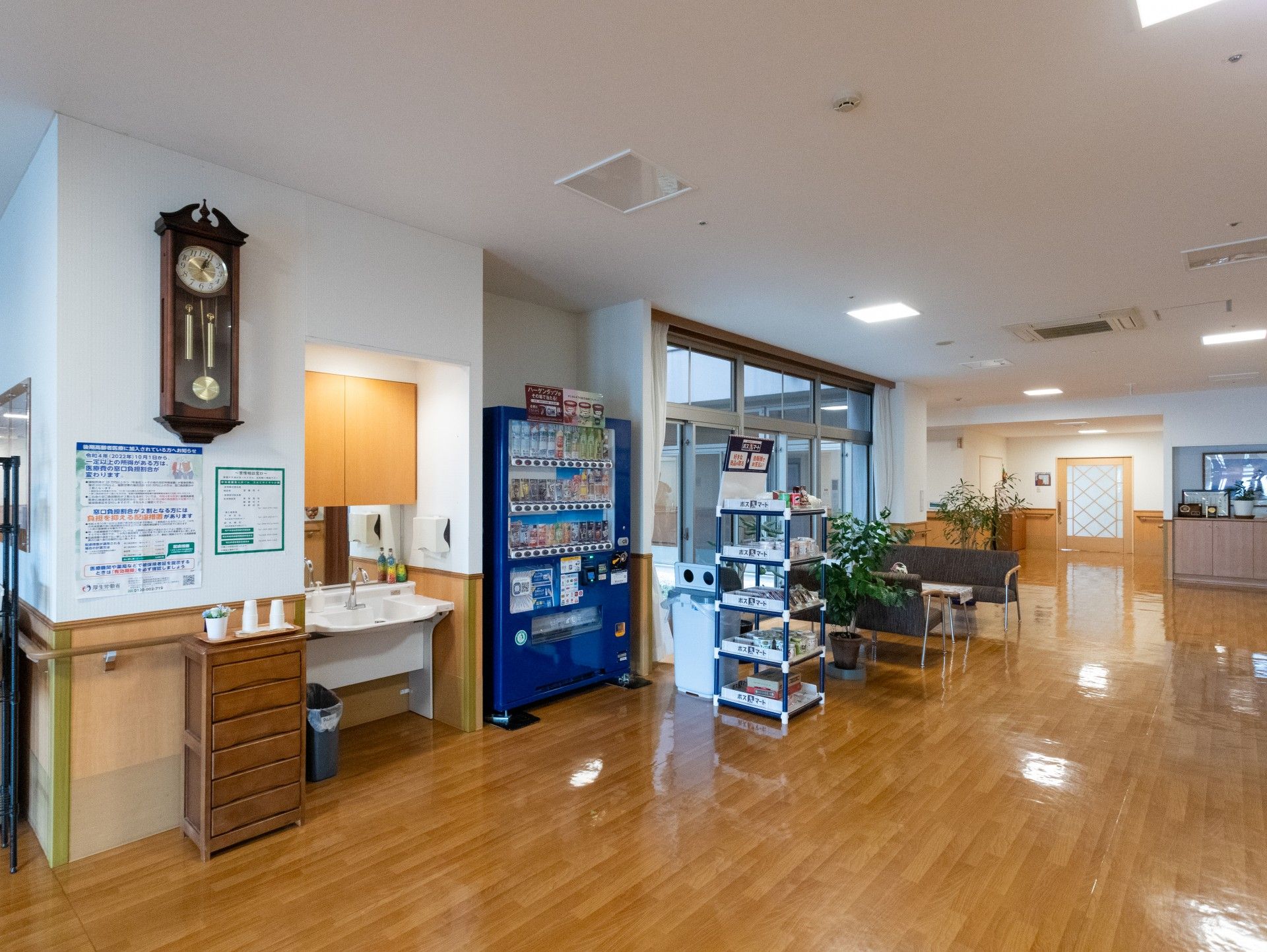 自動販売機と洗面台のある廊下