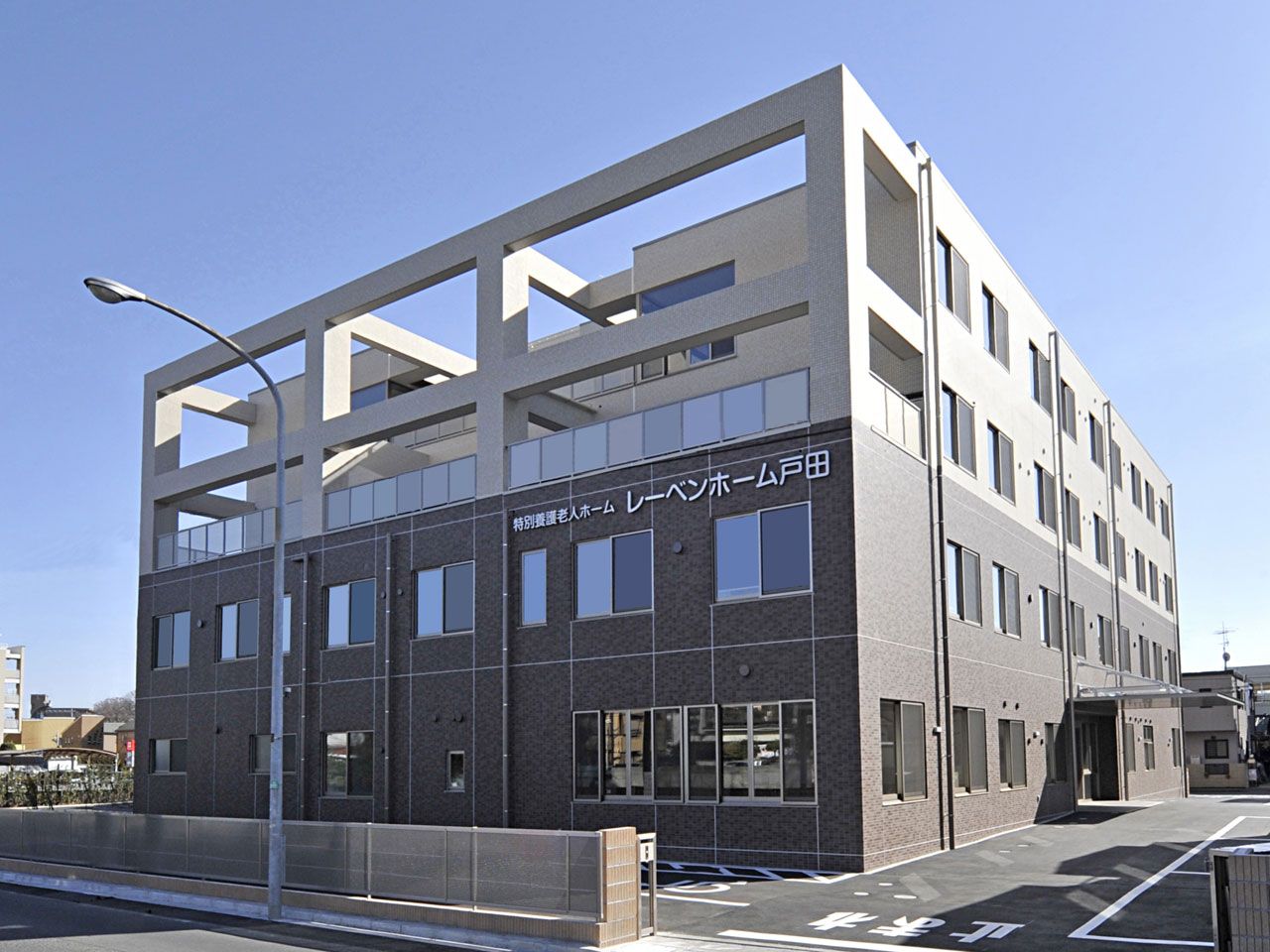 新築そうな建物の外観