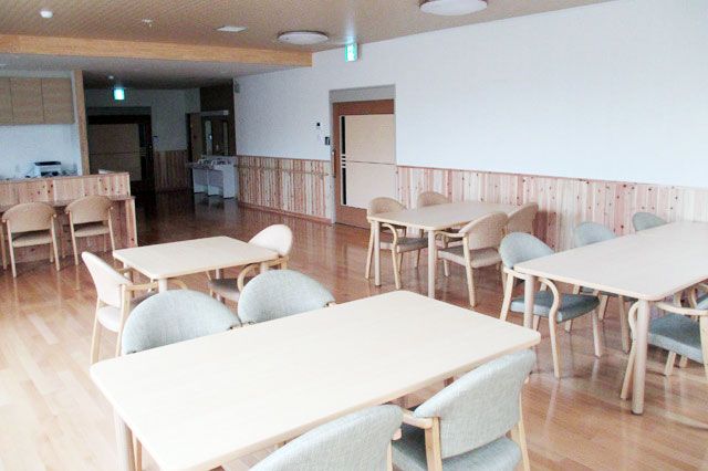広々とした明るい食堂
