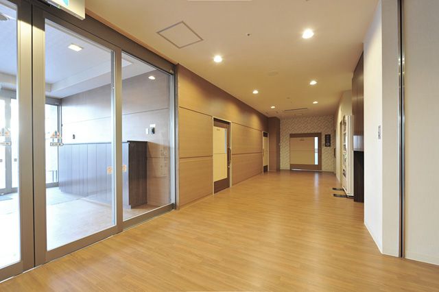 広々とした明るい廊下