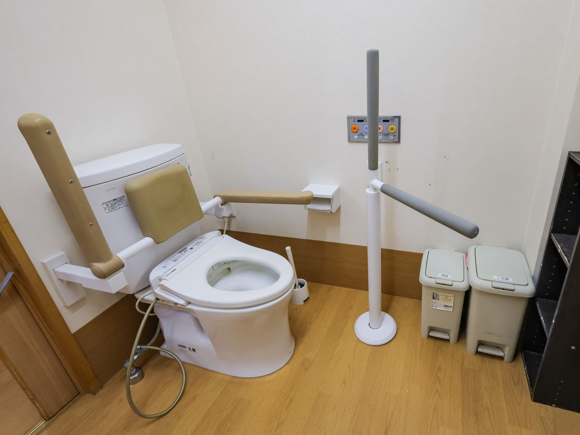 手すり付きのトイレ