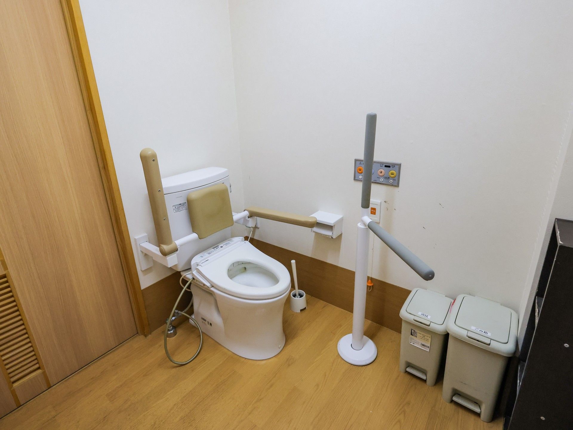 手すり付きのトイレ