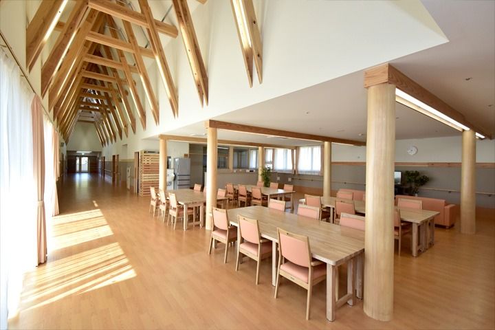 木の温もりを感じる広間