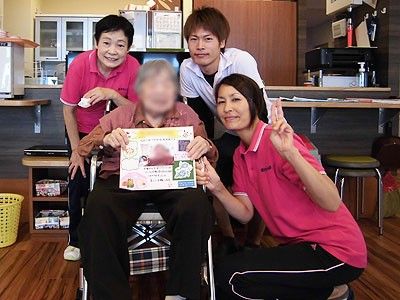 笑顔のスタッフと利用者の様子