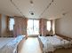 明るい二人部屋の居室