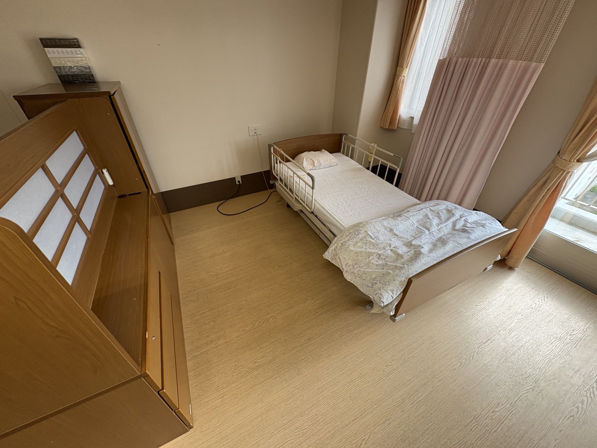 シンプルな個室のベッド